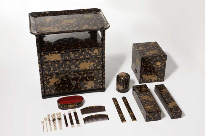 館蔵品紹介「黒蝋色塗牡丹唐草蒔絵御櫛台」期間限定公開 館蔵品紹介「黒蝋色塗牡丹唐草蒔絵御櫛台」期間限定公開