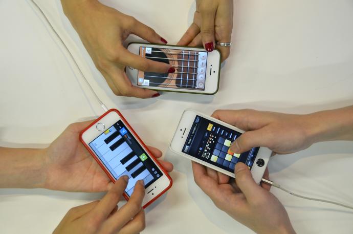 音楽家・タケムラヤスシワークショップ 「iPhone・iPadでバンドを組もう!」〈3回連続講座&ライブ〉 =参加者募集= 音楽家・タケムラヤスシワークショップ 「iPhone・iPadでバンドを組もう!」〈3回連続講座&ライブ〉 =参加者募集=