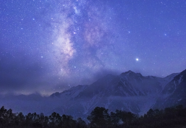 【写真展】“長野県は宇宙県”「大西浩次・信州星景写真展 -森からの宇宙、山からの宇宙-」