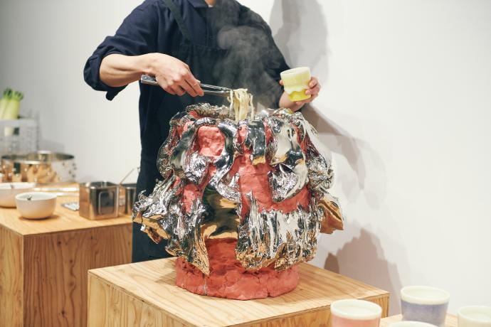桑田卓郎+く「窯上げうどん」 桑田卓郎+く「窯上げうどん」